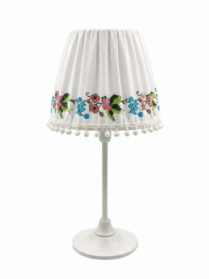Çiçek Desenli Kanaviçe Başlıklı Beyaz Masa Lambası