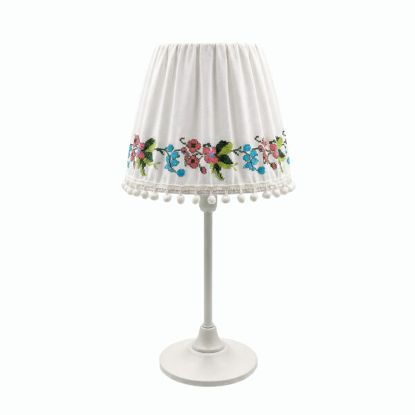 Çiçek Desenli Kanaviçe Başlıklı Beyaz Masa Lambası