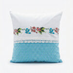 Çiçek İşlemeli ve Dantel Detaylı Dekoratif Kırlent