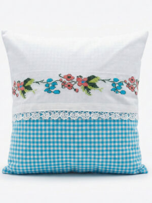 Çiçek İşlemeli ve Dantel Detaylı Dekoratif Kırlent