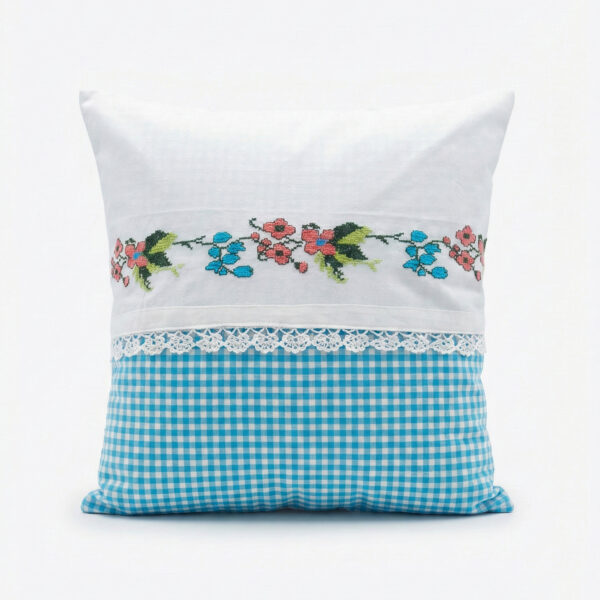 Çiçek İşlemeli ve Dantel Detaylı Dekoratif Kırlent